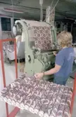 Arbete med tapettryck vid Durotapet AB. Färdiga rullar tas omhand.