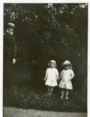 Foto av mor med dottern och Torborg Algren (enligt skriven text i albumet).