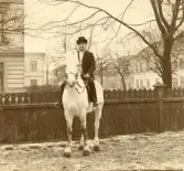 Foto av en musiker på ridtur (enligt text skriven i albumet).