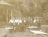 Foto av gården till Stadshotellet i Hudiksvall som Olle förestod en sommar åt källarmästare Dal, 1912, med personal (enligt text skriven i albumet).