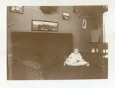 Foto på Inga-Lill i hemmet i Uppsala (enligt text skriven i albumet).