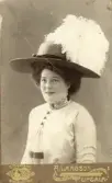 Foto av Olles enda kärlek o.s.v hatt och hår den tidens mode 1910 (enligt text skriven i albumet).