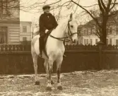 Foto av en man som är musiker som sitter till häst(enligt text skriven i albumet).