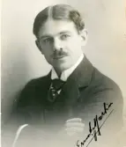 Foto av Olles bekanting (enligt text skriven i albumet). Namnet som är skrivet på fotot är troligen personen på bilden, Ernst Martin.