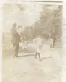 Foto av morfar med barnbarnen, Inga-Lill på armen (enligt text skriven i albumet).