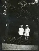 Foto av mor med dottern och Torborg Algren (enligt text skriven i albumet).