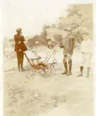 Foto av Inga i vagnen med kusinerna på Taberg (enligt text skriven i albumet).