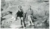 Foto av Tora och Hulda på Smögen 1947 (enligt text skriven i albumet).