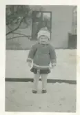 Foto av Torborg i snön (enligt text skriven i albumet). Text baksidan kort: 