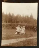 Foto av mor Inga-Lill och Tora(enligt text skriven i albumet).