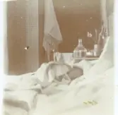 Foto av Inga som nyfödd (enligt text skriven i albumet).