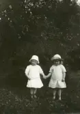 Foto av två små flickor Inga o Torborg (enligt text skriven i albumet).
