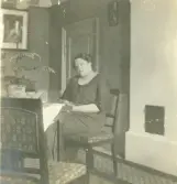 Foto av min syster Maja (enligt text skriven i albumet).