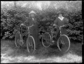 Agnes och Karin Forsberg med cyklar
