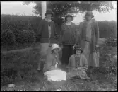 Fem unga kvinnor i fina hattar