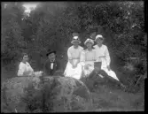 Åtta finklädda ungdomar