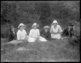 Sex finklädda ungdomar