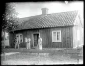 Familj framför bostadshus