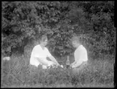 Ingeborg Göransson på picknick med grannflickan Karin Hasselqvist