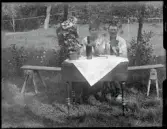 Elin Gustafsson och Elis Svensson spelar kort