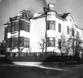 Villa. Exteriör. Kv Oxen 1, Engelbrektsgatan-Götagatan. Bilden tagen med anledning av att huset skall ändras till ordenshus. Till vänster går Götagatan. Bilden tagen mot öster. (Bilden behäftad med skuggningar)