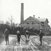 Fyra barn poserar framför Sannarps mejeri i Årstad.
