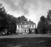 Tenhults herrgård. Det var från början två gårdar, men Gustaf Lage von Wernstedt köpte och förenade dem år 1846. När Ernst L Hartmann blev ägare år 1903 revs den gamla mangårdsbyggnaden och fick lämna plats för det i eftertessinsk barockstil uppförda corps de logiet år 1904.