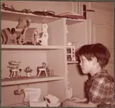 Torborg vid dockskåp