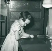 Torborg vid skrivbord