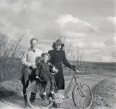 Familj på cykelutflykt