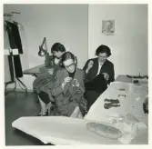 Didners damkonfektion, Växjö.
Några kvinnor är upptagna med ändringsarbete av några kappor.