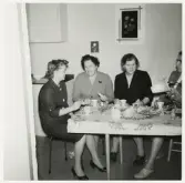 Didners damkonfektion, Växjö.
Kaffepaus i arbetet. Fyra kvinnor har slagit sig ner vid kaffebordet.