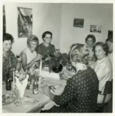 Didners damkonfektion, Växjö.
Firmafest på arbetet. Man har klätt upp sig och sitter vid dukat bord.