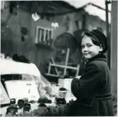 Torborg vid skyltfönster