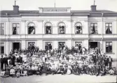 En stor grupp människor (mestadels barn) har samlats framför (och i) i Godtemplarhuset på Nygatan i Växjö, en sommardag
ca 1905.