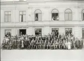Medlemmarna med familjer har samlats framför (och i) i Godtemplarhuset (IOGT) på Nygatan i Växjö, en sommardag
ca 1912-1914.