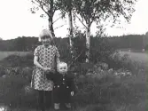 Syskonbild. Anna-Lisa Jönsson med lillebror Gösta Jönsson på Gården Hult, Gällared socken.