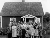 Gruppbild tagen vid ett släkt- och grannkalas hos Emil och Malin Johansson i Vismered i Gällared. Man har ställt upp sig framför stugan. Från vänster: Evert Johansson, Emma Svensson, Ida Lind från Ätran, Gulli Holmberg, Ullared, Allan Johansson, Vismered, Inga Hallberg, Ullared, Tyra Nilsson, Ätran, Gulli Josefsson, Gunnarp, Ture Johansson, Vismered, Lilly Johansson, Vismered, Linera Lind, Breshult, Gällared, Tekla Hallberg, Ullared, Anders Svensson, Vismered, Anders Gunnarsson, Solhem, Gunnarp, Emil Johansson, Vismered, Johan Anders Lind, Ätran, Teresia Gunnarsson, Solhelm, Ätran, David Hallberg, Ullared, Linea Lind, Skälstorp, Gällared, Malin Johansson, Vismered, Aldor Lind, Breshult, Gällared, Anna Josefsson i Tokalynga, Gunnarp.