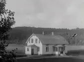 Tornareds gård i Gällared, fotografens mors hem där även han tidvis bodde fram till 1931. Huset byggdes 1925. Antennen på taket hör till den radioapparat som fotografen byggde på 1920-talet.