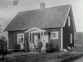 Kronostället Kila i Gällared. Sven Larsson med familj, makar och fem barn. Från vänster: okänd, mor Emma Larsson, Margit Larsson, Svea Larsson, Åke Larsson, far Sven Larsson och Märta Larsson. Sven Larsson miste en arm på 1920-talet när en kalv slaktades. Han stack sig på ett ben och fick blodförgiftning och amputerade armen. Han klarade jordbruket trots detta.