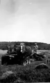 Skördearbete med hästar. Boa, Krogsered socken. Foto från omkring 1926-1928. Fotografens morbror August (f. 1868-10-06 i Gällared) flyttade till Boa 1906. . (Se även bildnr F4077, F4078_1-2)