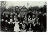 Skolfoto. Skolklass fotograferad utanför Hunnestads skola 1920 eller 1921. Lärarinnan hette Augusta Antonsson. Första raden: Åke Andersson, Gösta Jönsson, Karl, Evert, Helge Nilsson, Artur Nilsson, Arvid Antonsson, Folke Larsson, Karl, Artur Andersson, Hjalmar. Andra raden: Märta Magnusson, Lovisa Bertilsson, Ruth Johansson, Alice Gunnesson, Elin Nilsson, Ingrid Jönsson, Märta Nilsson, Kerstin Hallström, Greta Johansson. Tredje raden: Anna Caspersson, Sofia Bengtsson, Elin Karlsson, Signe Larsson, Augusta Niklasson, Alice Andersson, Elsa Johansson.