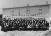 Gruppbild på de anställda på AB Dan. Lundgrens Läderfabrik