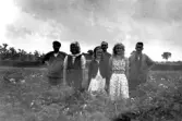 Plantskolan i Barnabro, Lindberg ca 1950. Tre män och tre flickor står ute i ett odlingsfält. Fotografen flyttade till Barnabro 1938.