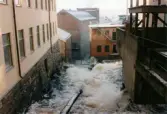 Mölndals Kvarnby i januari 1999. Mölndalsfallen med intilliggande industribyggnader.