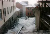 Mölndals Kvarnby i januari 1999. Mölndalsfallen med intilliggande industribyggnader.