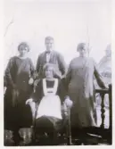 Foto av uppasserskor Vaxholm. Kassörska i Sandviken 1920-talet (enligt text vid bild i album).