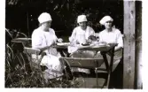 Foto av Ida, Ester och Margit i Vaxholm som sitter och äter lunch (enligt text vid bild i album).