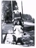 Foto av Margit (Kassan) och Inga som leker i Jädraåparken, Sandviken (enligt text vid bild i album). Text baksida kort: 