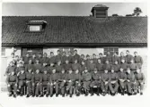 En pluton från I11 har samlats för fotografen på kaserngården en solig vårvinterdag, ca 1940-43.